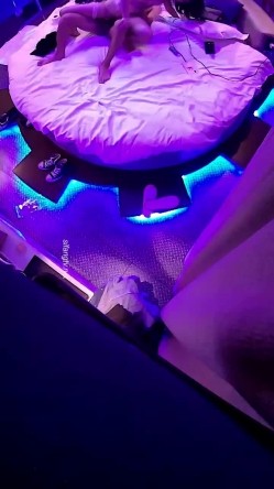 电影房大圆床摄像头偷拍颜值美女穿着性感内衣和男友激情做爱呻吟刺激 截图12
