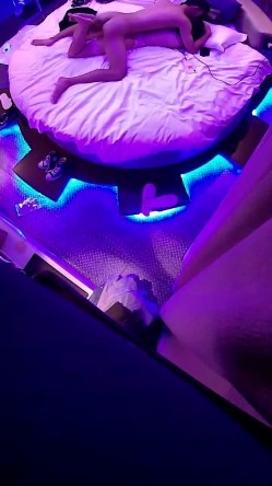 电影房大圆床摄像头偷拍颜值美女穿着性感内衣和男友激情做爱呻吟刺激 截图13