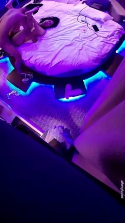 电影房大圆床摄像头偷拍颜值美女穿着性感内衣和男友激情做爱呻吟刺激 截图14
