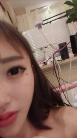 极骚的大眼萌系少女直播勾引闺蜜的四眼网瘾少年！ 截图14
