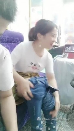 骚表姐理发店内跟小哥激情啪啪，全程露脸摸着骚逼口交大鸡巴，直接在店里打地铺69口交，无套抽插浪荡呻吟 截图1