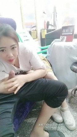 骚表姐理发店内跟小哥激情啪啪，全程露脸摸着骚逼口交大鸡巴，直接在店里打地铺69口交，无套抽插浪荡呻吟 截图4