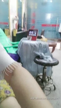 骚表姐理发店内跟小哥激情啪啪，全程露脸摸着骚逼口交大鸡巴，直接在店里打地铺69口交，无套抽插浪荡呻吟 截图5