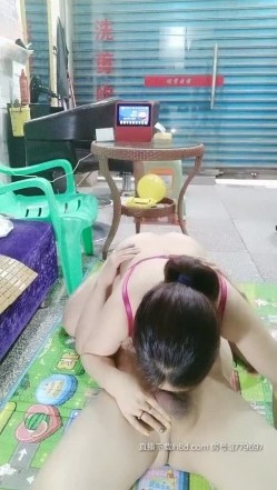骚表姐理发店内跟小哥激情啪啪，全程露脸摸着骚逼口交大鸡巴，直接在店里打地铺69口交，无套抽插浪荡呻吟 截图7