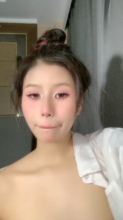 烈焰大红唇极品网红美女！热舞诱惑简直尤物！性感衬衣，翘起屁股大肥穴，搔首弄姿极度诱人 截图1