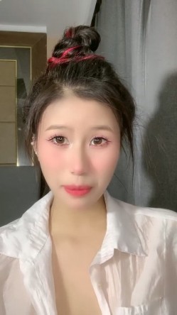 烈焰大红唇极品网红美女！热舞诱惑简直尤物！性感衬衣，翘起屁股大肥穴，搔首弄姿极度诱人 截图3