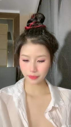 烈焰大红唇极品网红美女！热舞诱惑简直尤物！性感衬衣，翘起屁股大肥穴，搔首弄姿极度诱人 截图4