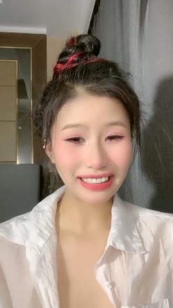 烈焰大红唇极品网红美女！热舞诱惑简直尤物！性感衬衣，翘起屁股大肥穴，搔首弄姿极度诱人 截图5