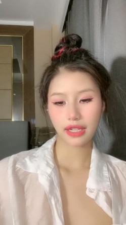 烈焰大红唇极品网红美女！热舞诱惑简直尤物！性感衬衣，翘起屁股大肥穴，搔首弄姿极度诱人 截图8