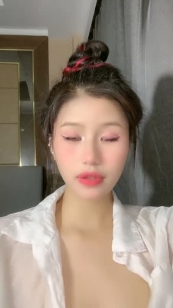 烈焰大红唇极品网红美女！热舞诱惑简直尤物！性感衬衣，翘起屁股大肥穴，搔首弄姿极度诱人 截图9