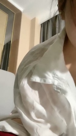 烈焰大红唇极品网红美女！热舞诱惑简直尤物！性感衬衣，翘起屁股大肥穴，搔首弄姿极度诱人 截图14