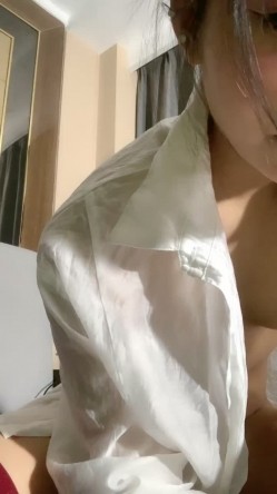 烈焰大红唇极品网红美女！热舞诱惑简直尤物！性感衬衣，翘起屁股大肥穴，搔首弄姿极度诱人 截图15