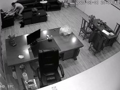黑客破解摄像头偷拍 ️河北某摄影店女老板 年纪30左右 在公司办公室与2名男子长达两年偷情记录 截图2