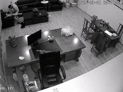 黑客破解摄像头偷拍 ️河北某摄影店女老板 年纪30左右 在公司办公室与2名男子长达两年偷情记录 截图4