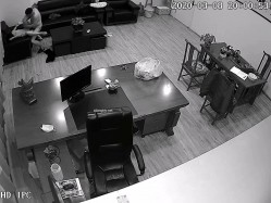 黑客破解摄像头偷拍 ️河北某摄影店女老板 年纪30左右 在公司办公室与2名男子长达两年偷情记录 截图5