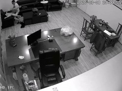 黑客破解摄像头偷拍 ️河北某摄影店女老板 年纪30左右 在公司办公室与2名男子长达两年偷情记录 截图6