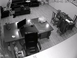 黑客破解摄像头偷拍 ️河北某摄影店女老板 年纪30左右 在公司办公室与2名男子长达两年偷情记录 截图11