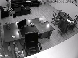 黑客破解摄像头偷拍 ️河北某摄影店女老板 年纪30左右 在公司办公室与2名男子长达两年偷情记录 截图14
