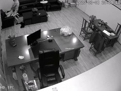 黑客破解摄像头偷拍 ️河北某摄影店女老板 年纪30左右 在公司办公室与2名男子长达两年偷情记录 截图15