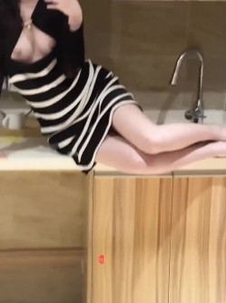 【反差白富美 ️女神流出】酒店约炮极品反差女神 白皙性感蜂腰蜜桃臀 外人眼中的女神 嘴里一只喊着动作大一点 截图1