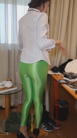 最新破解学院私拍 ️极品身材高颜值大学生美女各种制服旗袍换装和摄影师互撸被假鸡巴插到表情销魂 截图13