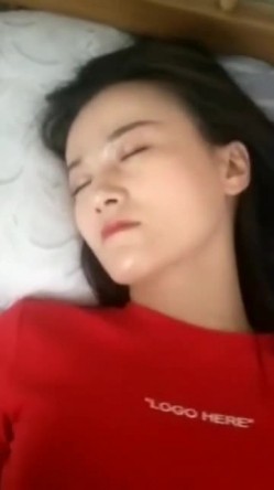 良家少妇，约出来玩耍，明明身体很渴望要，但就是能忍，闭着眼睛，想让我强奸你是吧！ 截图2