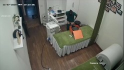 新流出 ️【破解摄像头】 ️美容院高质量少妇小姐姐全身刮毛 截图1