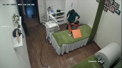 新流出 ️【破解摄像头】 ️美容院高质量少妇小姐姐全身刮毛 截图3