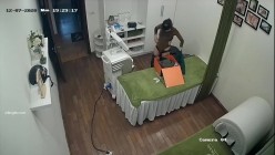 新流出 ️【破解摄像头】 ️美容院高质量少妇小姐姐全身刮毛 截图12