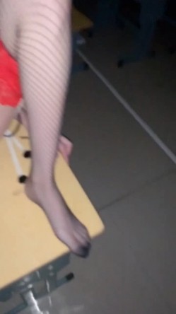 你的女神有钱人的母狗！美院模特级别身材拜金高颜气质美女被大屌富二代 截图15