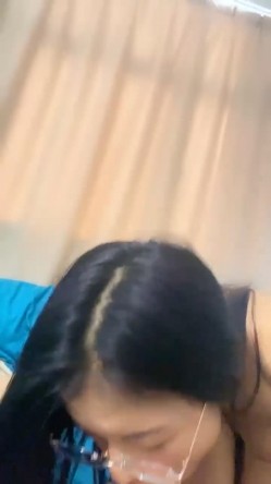 眼镜女神，反差婊美女，【柠美】，推荐! 新人学姐~完美炮架子~口爆颜射~撸晕了，清纯中蕴含着风情万种 截图3