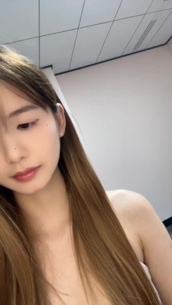 重磅~新尤物女神降临！~颜值身材秒杀一切网红明星，尺度全开翘臀扣穴自摸发骚【弯莞】翘臀扣穴 截图1