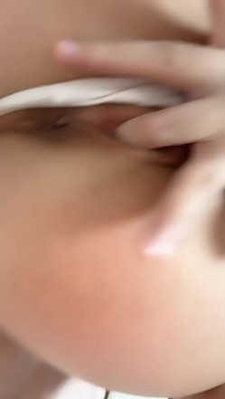 重磅~新尤物女神降临！~颜值身材秒杀一切网红明星，尺度全开翘臀扣穴自摸发骚【弯莞】翘臀扣穴 截图3