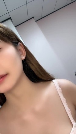 重磅~新尤物女神降临！~颜值身材秒杀一切网红明星，尺度全开翘臀扣穴自摸发骚【弯莞】翘臀扣穴 截图4