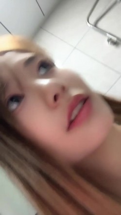 重磅~新尤物女神降临！~颜值身材秒杀一切网红明星，尺度全开翘臀扣穴自摸发骚【弯莞】翘臀扣穴 截图11