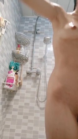 手机打开熄屏后台录像后放到卫生间偷拍姐姐洗澡,表姐还看了一下手机,发现是黑屏就没在意 截图2