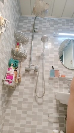 手机打开熄屏后台录像后放到卫生间偷拍姐姐洗澡,表姐还看了一下手机,发现是黑屏就没在意 截图4