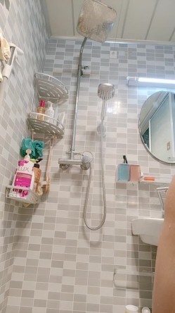 手机打开熄屏后台录像后放到卫生间偷拍姐姐洗澡,表姐还看了一下手机,发现是黑屏就没在意 截图5