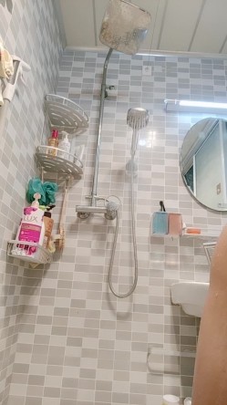 手机打开熄屏后台录像后放到卫生间偷拍姐姐洗澡,表姐还看了一下手机,发现是黑屏就没在意 截图6