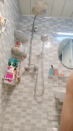 手机打开熄屏后台录像后放到卫生间偷拍姐姐洗澡,表姐还看了一下手机,发现是黑屏就没在意 截图7