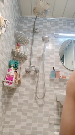 手机打开熄屏后台录像后放到卫生间偷拍姐姐洗澡,表姐还看了一下手机,发现是黑屏就没在意 截图8