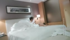 探花朗李寻欢_深夜网约苗条身材御姐，撕开黑丝镜头前舔B，女上位听话抬屁股自己动 截图2