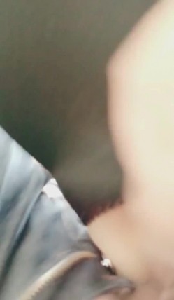 性感少妇穿着开裆黑丝勾搭网约车司机到郊野公园车震野战 截图8