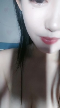 小妹没烦恼，全程露脸看着就好骚，小嘴舔弄假鸡巴好诱人，道具疯狂抽插蹂躏骚穴，呻吟可射表情好骚不要错过 截图12