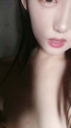 小妹没烦恼，全程露脸看着就好骚，小嘴舔弄假鸡巴好诱人，道具疯狂抽插蹂躏骚穴，呻吟可射表情好骚不要错过 截图13