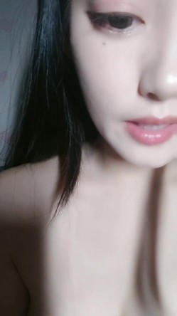 小妹没烦恼，全程露脸看着就好骚，小嘴舔弄假鸡巴好诱人，道具疯狂抽插蹂躏骚穴，呻吟可射表情好骚不要错过 截图16