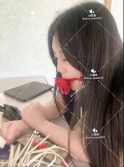 《顶级 重磅 极品反差》露脸才是王道！推特23岁深圳母狗【小梨涡】私拍 饭店抠逼商场露出啪啪调教公子哥的泄欲工具 截图13