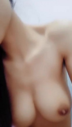 乌黑头发 奶子很挺的妹子 阴毛旺盛 振动器震动阴蒂 揉奶诱惑 乳交 逼逼特写 非常诱人 截图6
