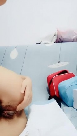 乌黑头发 奶子很挺的妹子 阴毛旺盛 振动器震动阴蒂 揉奶诱惑 乳交 逼逼特写 非常诱人 截图11