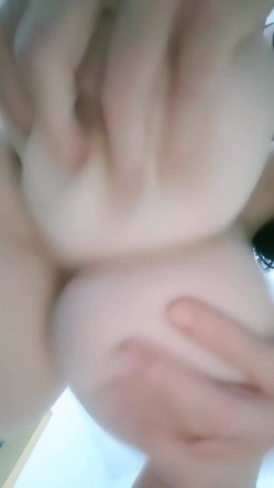 G罩杯大奶骚货4，居家约炮操逼，一对豪乳又大又白，骑在身上乳交插嘴，主动骑乘位，肥臀猛坐 截图5